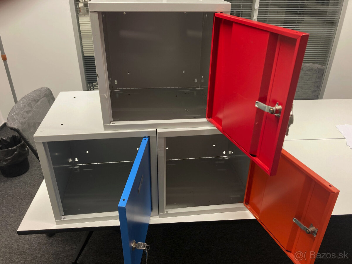 Šatníková skrinka kovová - 2