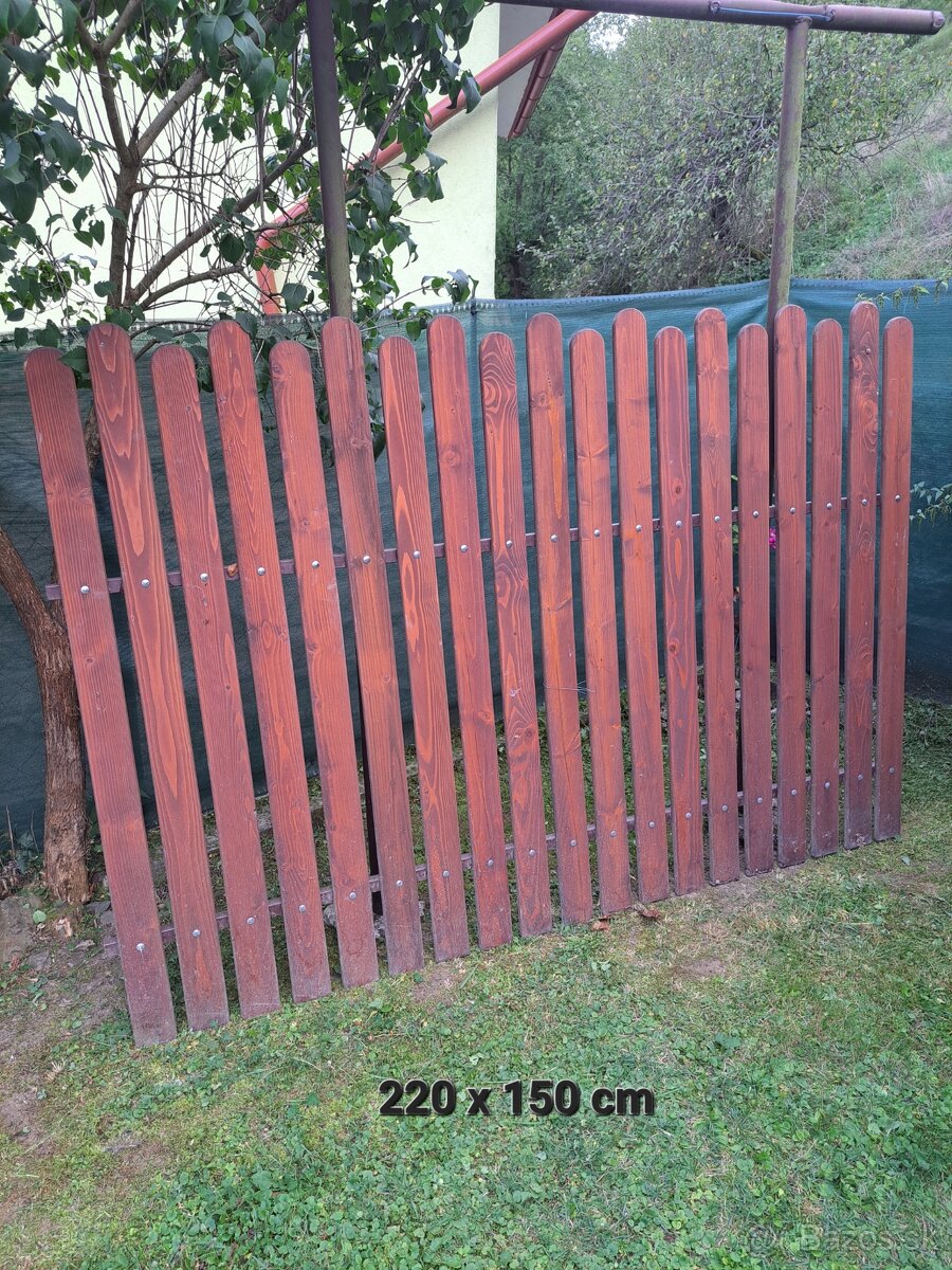 Drevený plot s bránou - 2