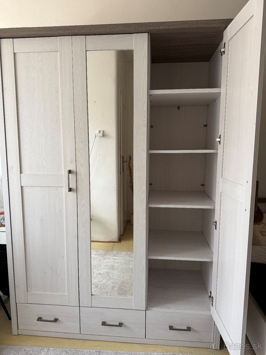 Šatníková skriňa - 2
