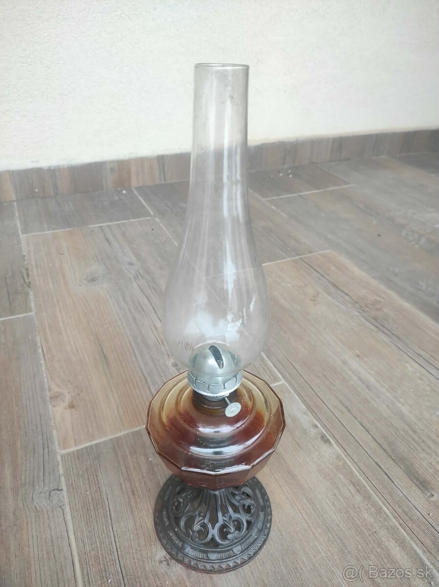 historicka petrolejova lampa. - 2
