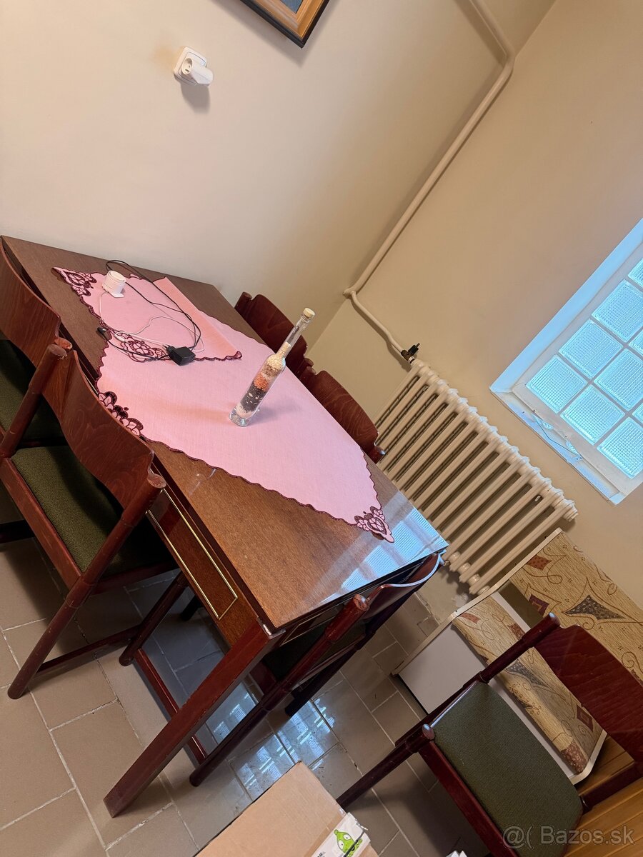 Starý nábytok - rozťahovací jedálenský stôl so stoličkami - 2