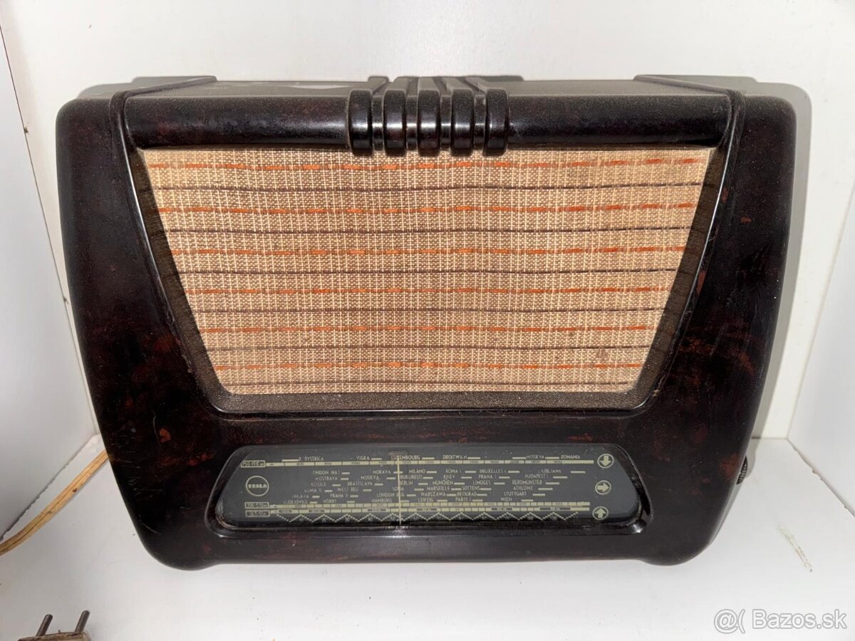 Starožitné bakelitové rádio značky Tesla Accord 401U - 2