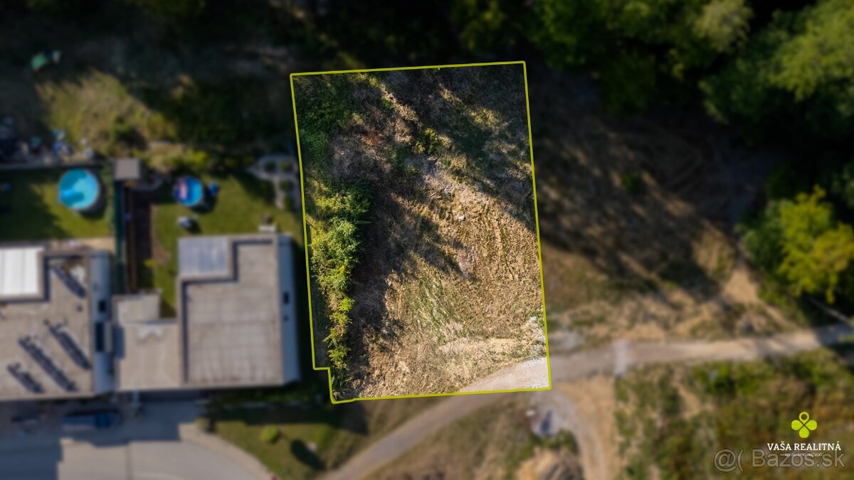 KRÁSNY POZEMOK SO STAVEBNÝM POVOLENÍM, 701 m2 - OBORA 1 - 2