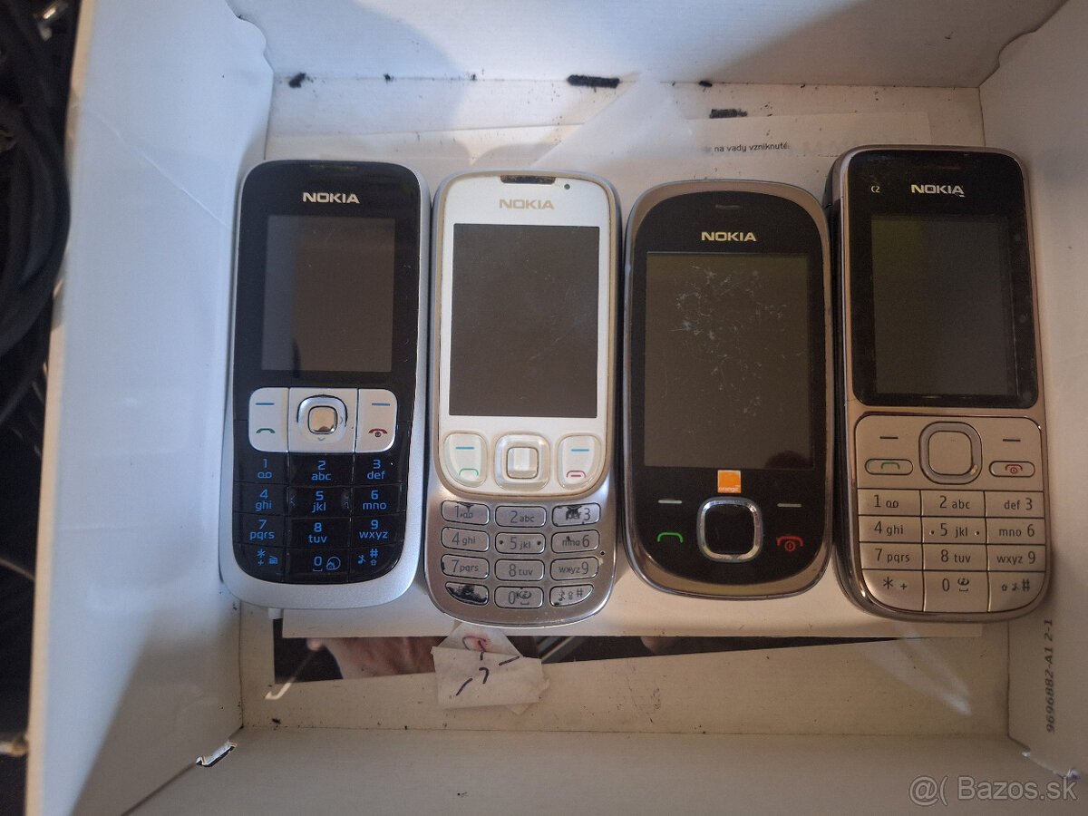 Stare retro GSM mobily NOKIA s prislusenstvom - 2