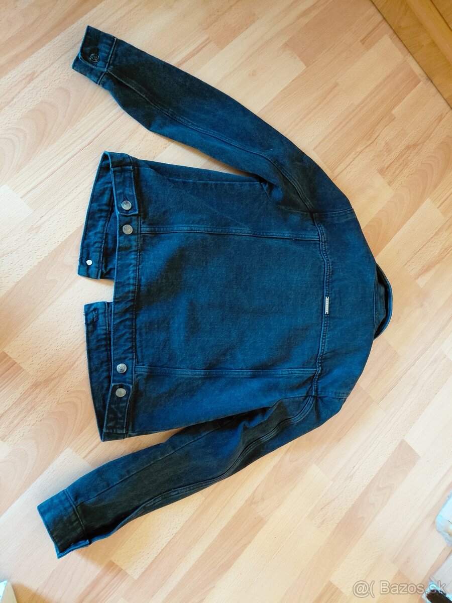 Riflova bunda čiernej farby Veľkosť 36-38. - 2