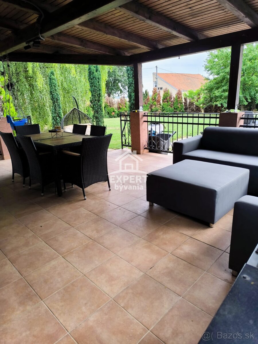 Rodinný dom s bazénom 10 min. od Levíc - 2