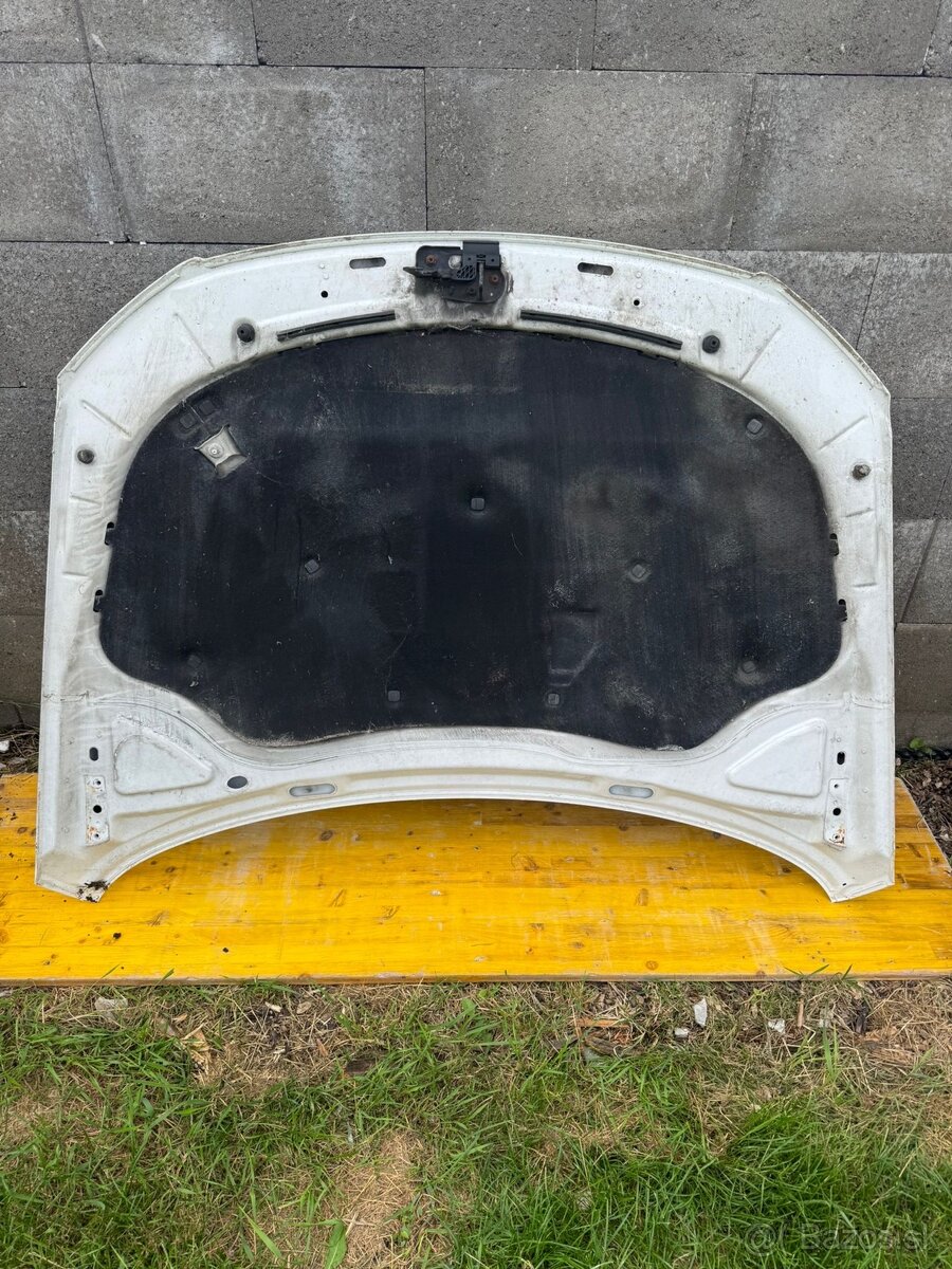 Kapota na VW Passat B6 - 2