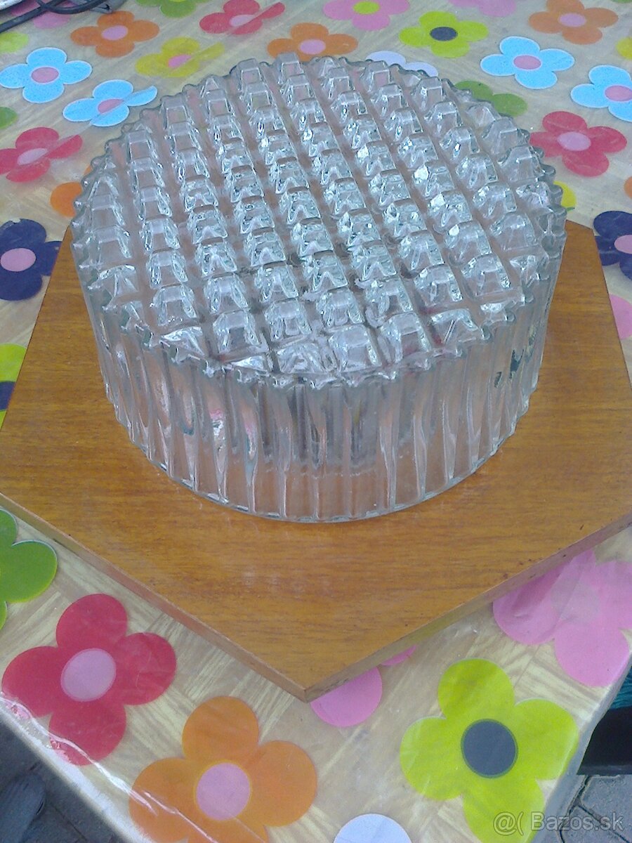 Dvere z masívu TV Philips, lampy, regál, stoličky. - 2