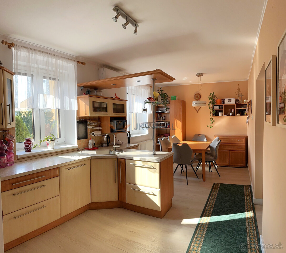 Priestranný 5-izbový rodinný dom s dvoma garážami a záhradou - 2