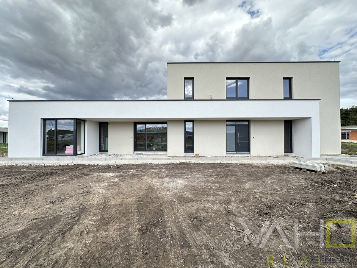 Exkluzívny 5-izbový rodinný dom s garážou a terasou – Biely - 2