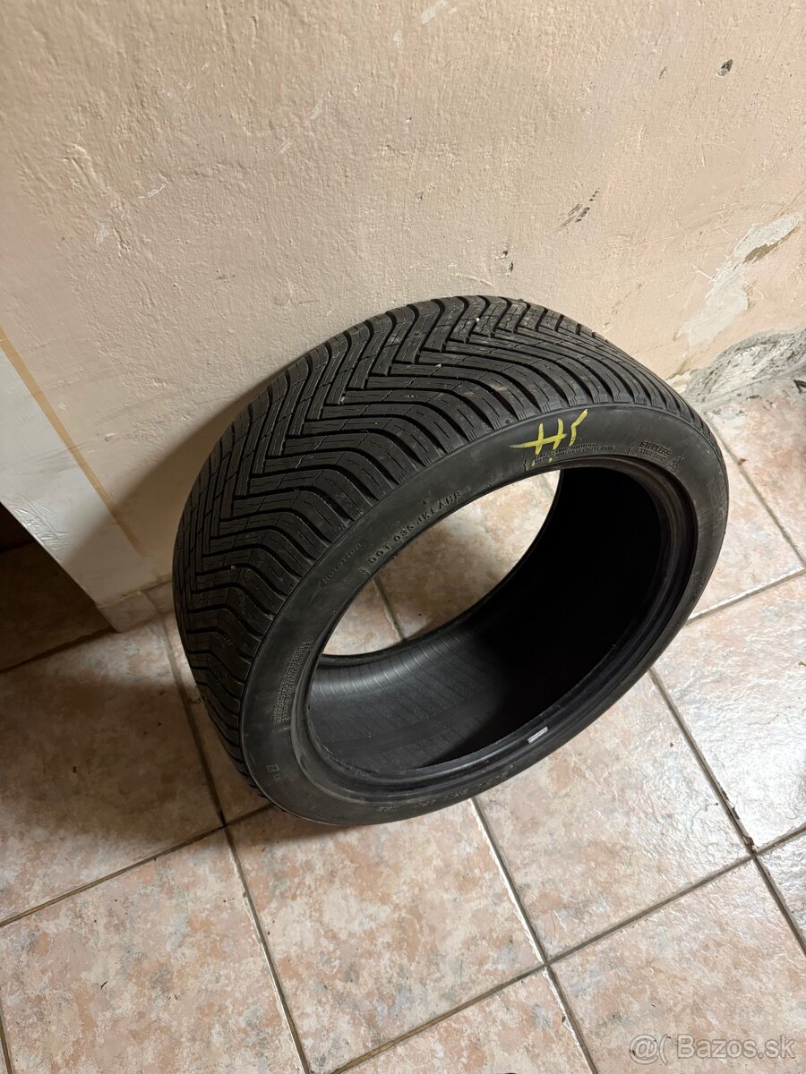 245/40 R18 - 2
