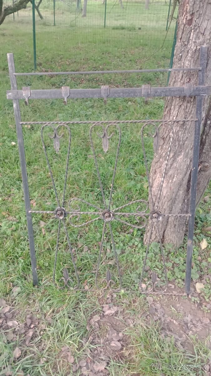 Železný kovový vešiak - 2