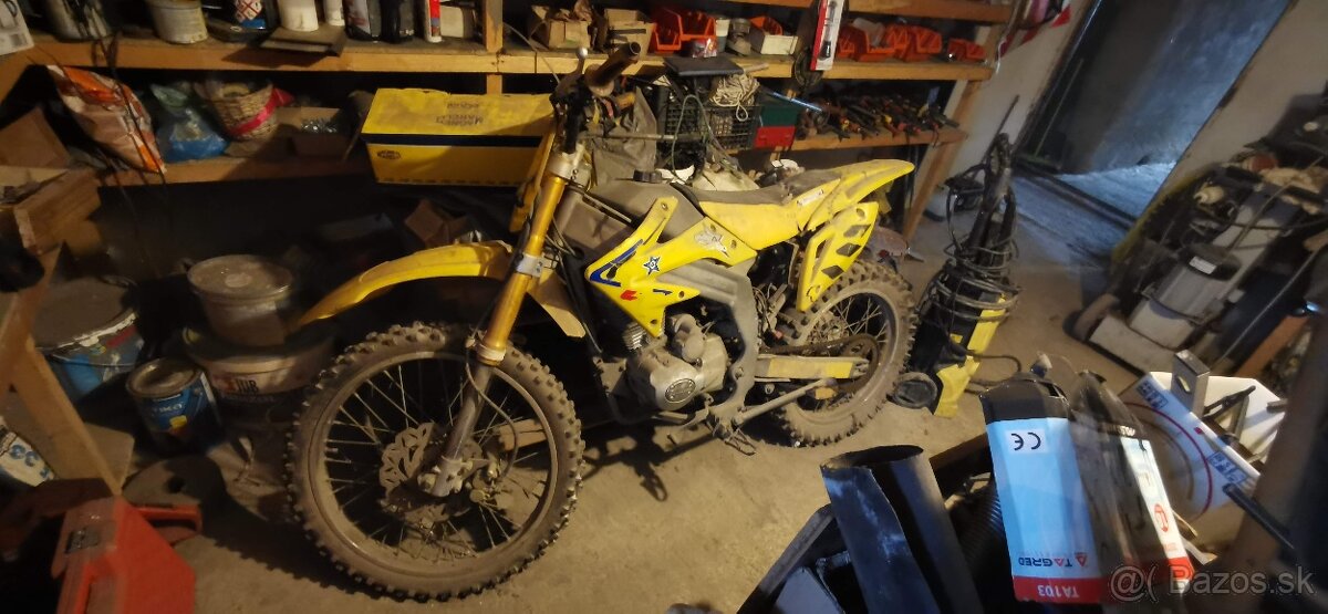 Predám moto 250 replika suzuki + výstroj