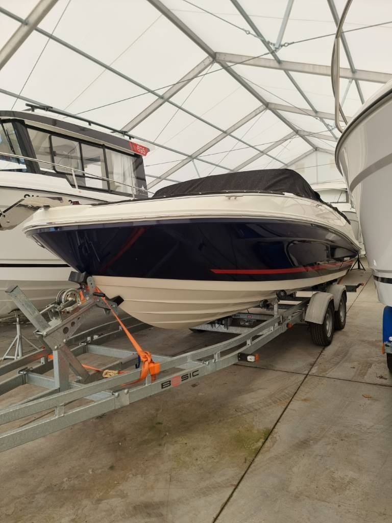 Bayliner VR5E / 2023 nové plavidlo - 2