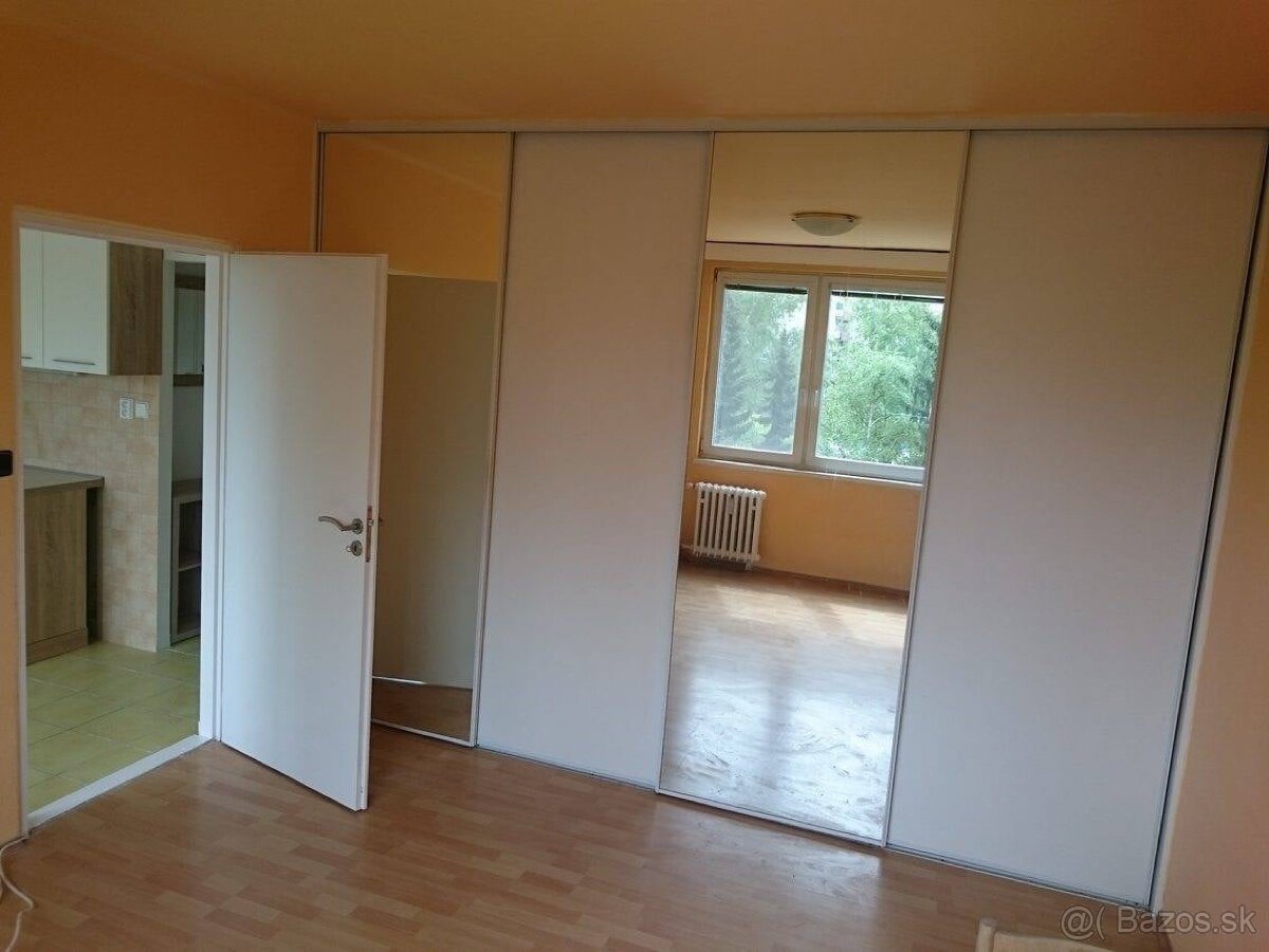 Prenajmem 1-izbový byt centrum Levice - 2