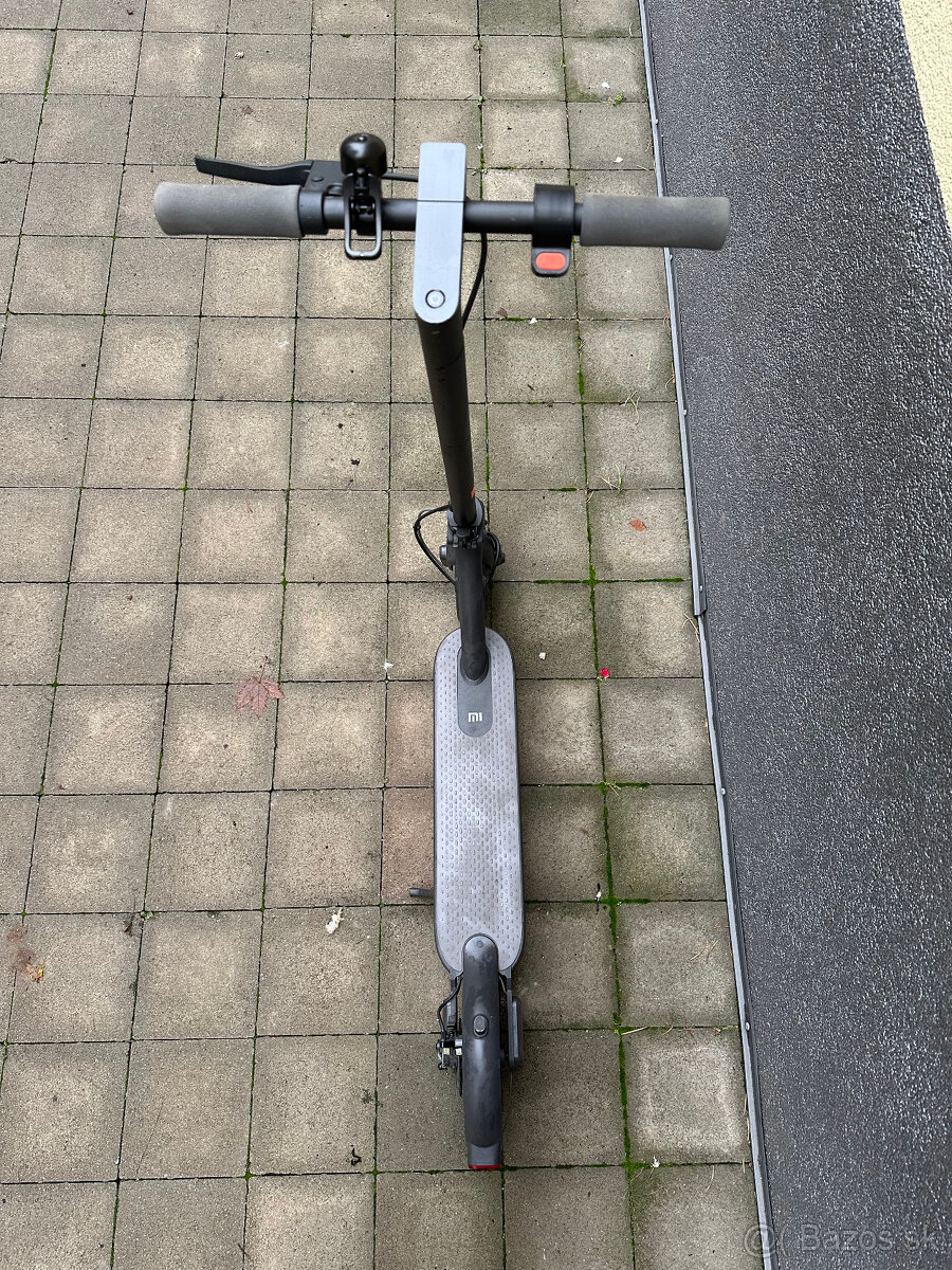 Predam elektricku kolobezku Xiaomi Mi Essential - 2