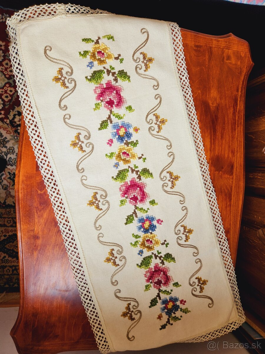 Krásna krémová štóla zdobená ružovými, žltými a modrými kve - 2