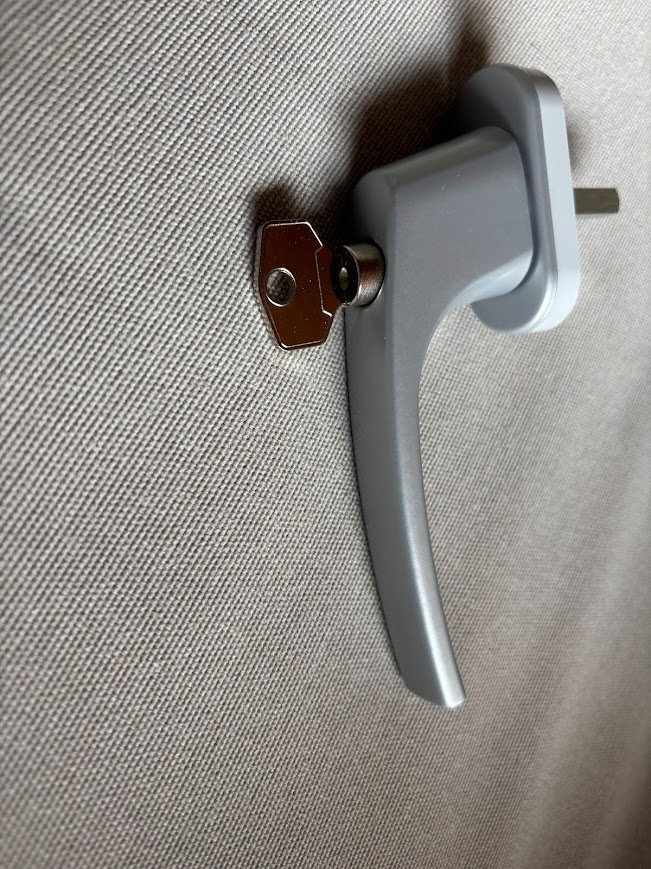 Okenné kľučky uzamykateľné - 2