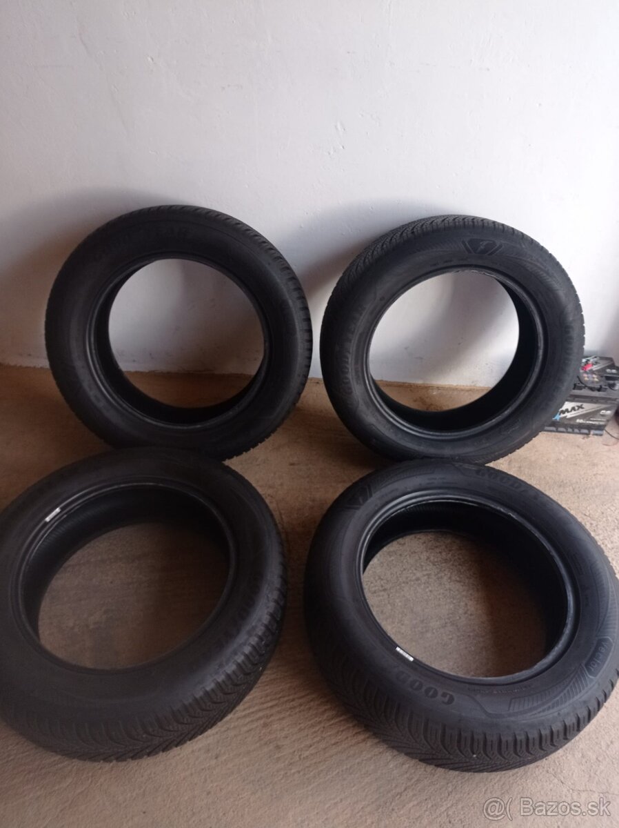 Predám celoročne pneu Goodyear 215/60 r17 - 2