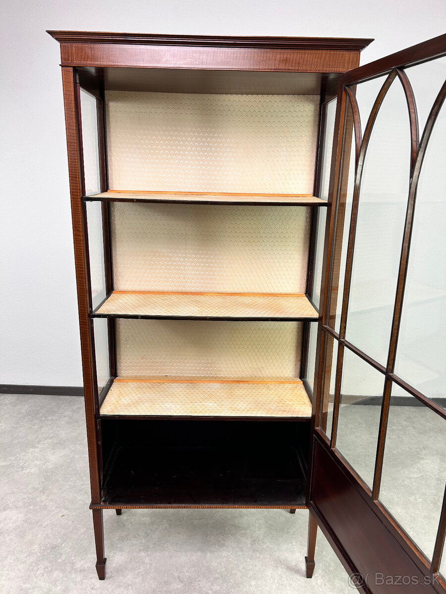 Elegantná štíhla vitrínka - 2