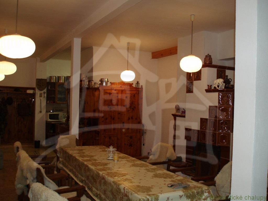 Štýlovo prerobený dom na bývanie a budova na podnikanie - 2