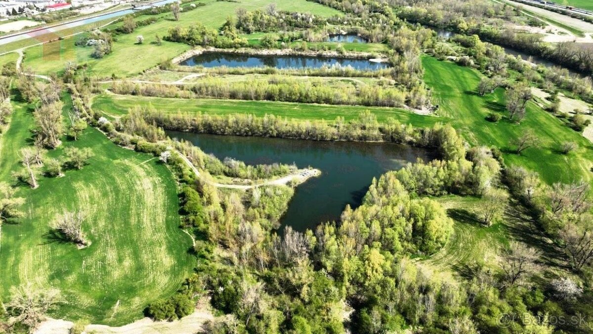 Na predaj rekreačný pozemok s troma jazerami o výmere 10 - 2