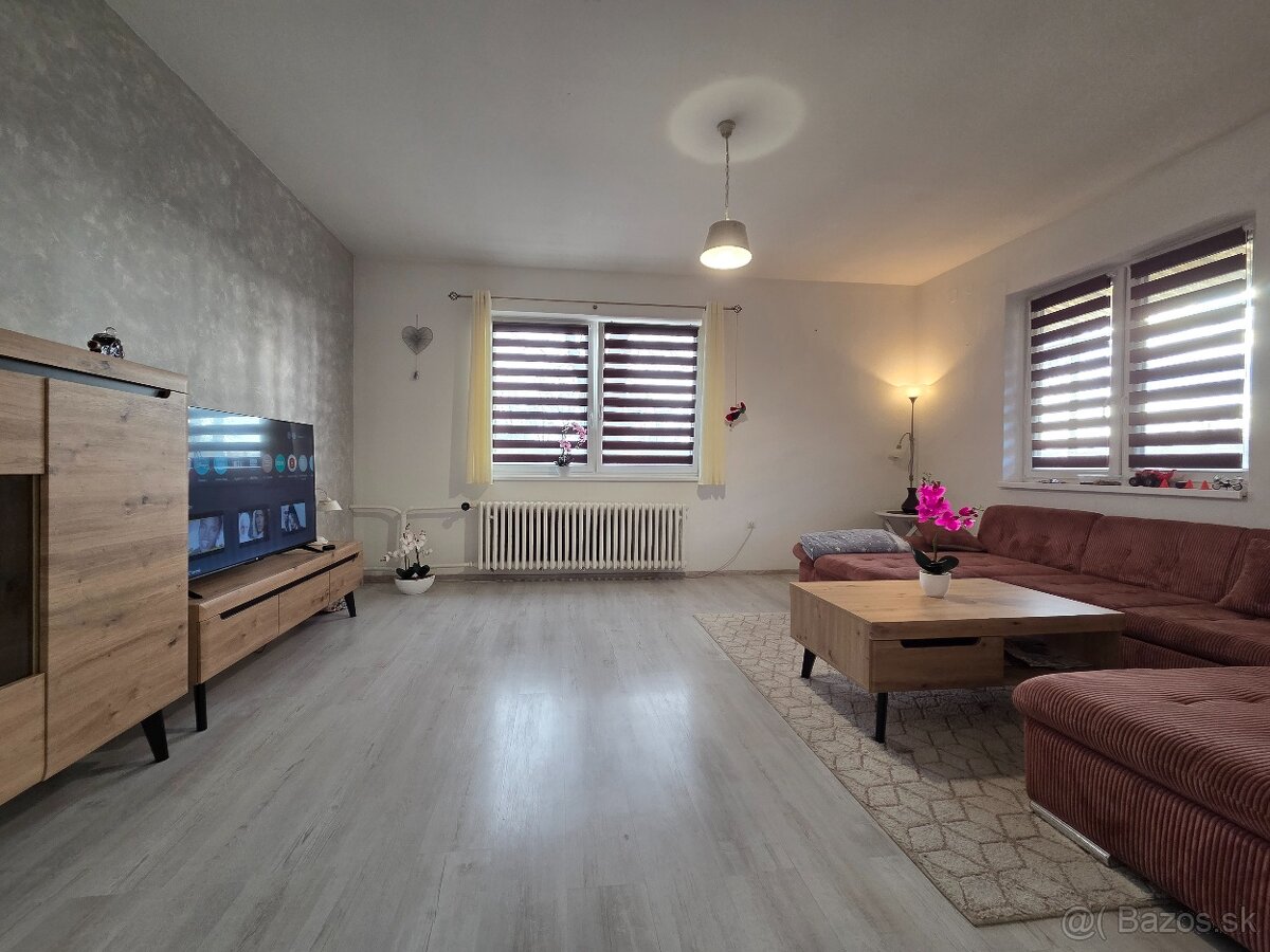 EXKLUZÍVNA PONUKA : Priestranný rodinný dom s garážou , obkl - 2