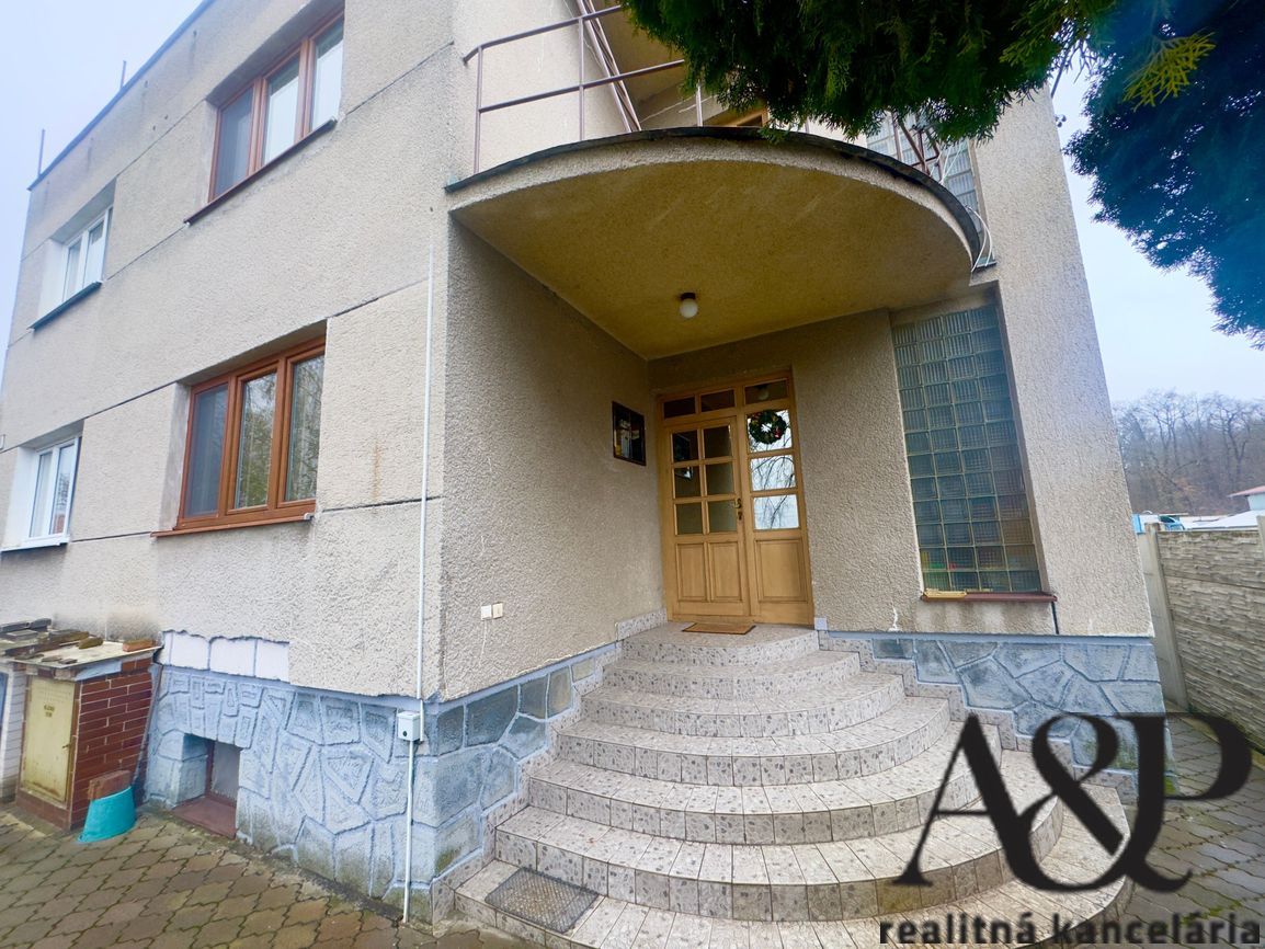 4 IZBOVÝ RD S GARÁŽOU, POZEMOK 776M2, ŽELEZNIČNÁ UL., SENICA - 2