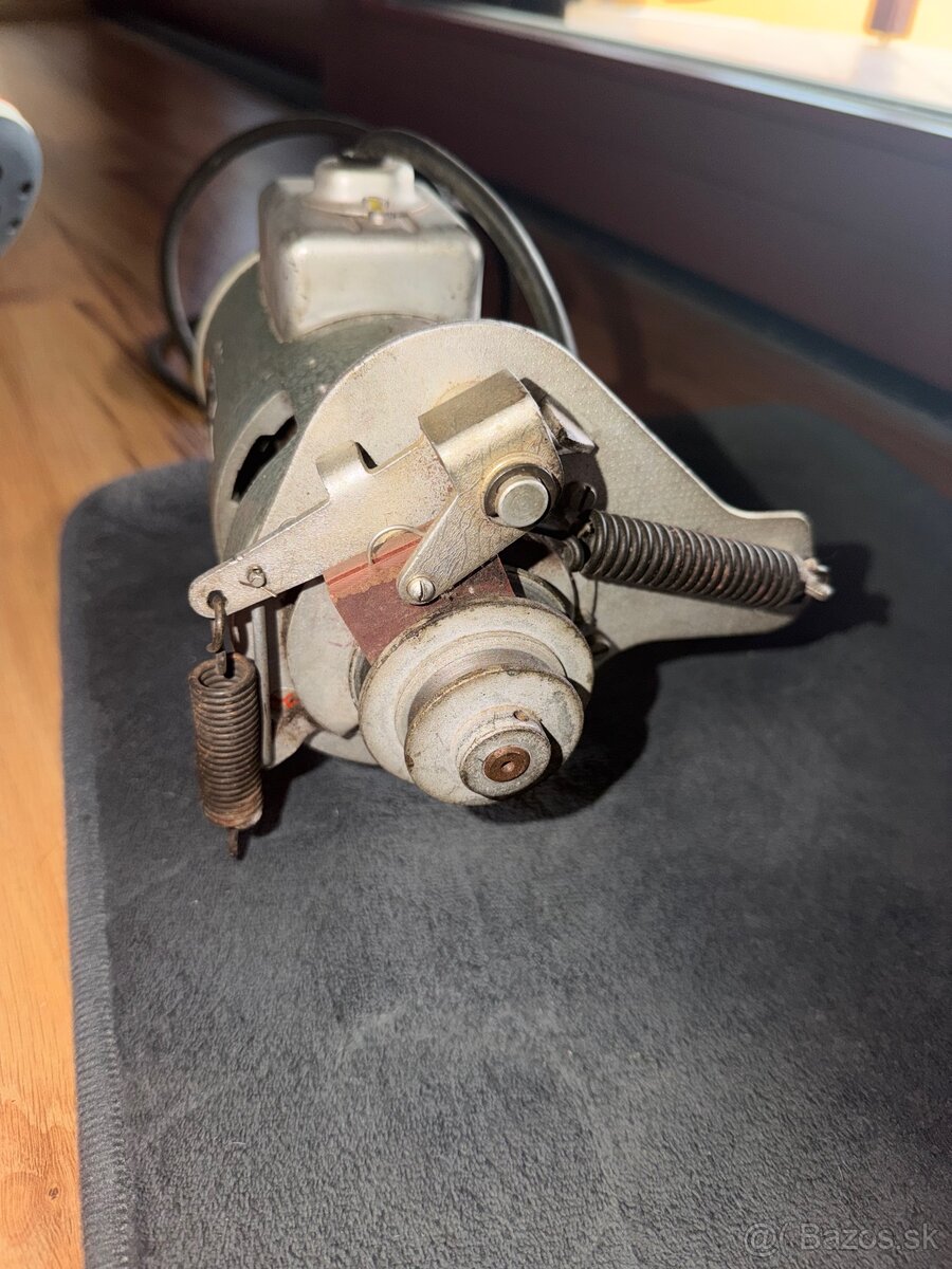 Motor MEZ NÁCHOD, typ EK3L8 135W 220V - 2