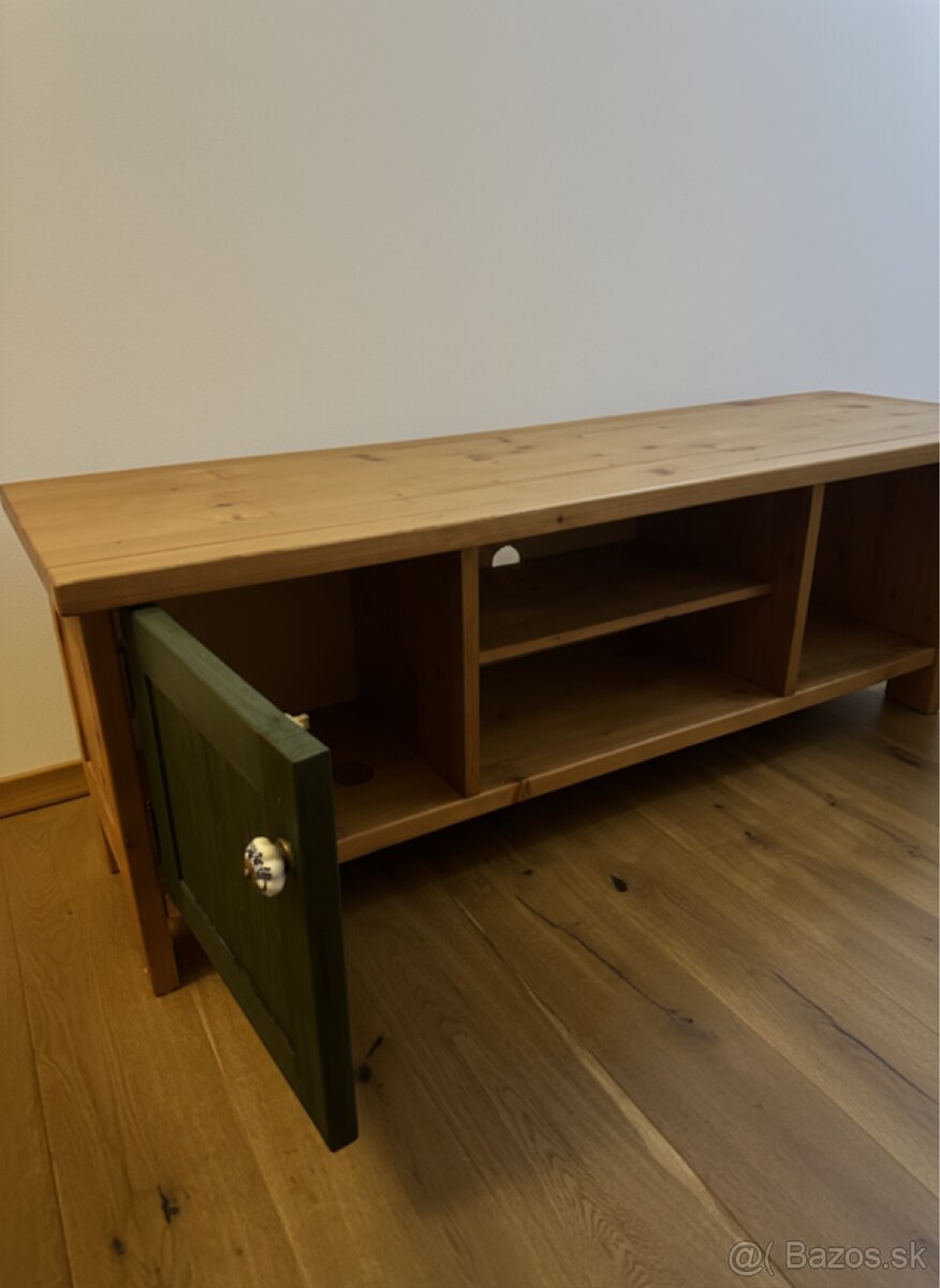 Masívny stolík pod TV - 2