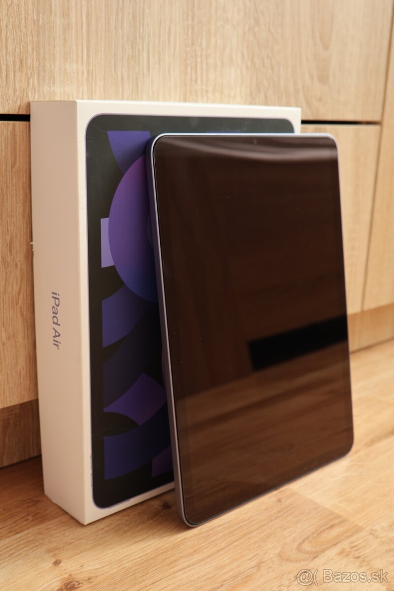 Apple iPad Air (2022) - 2