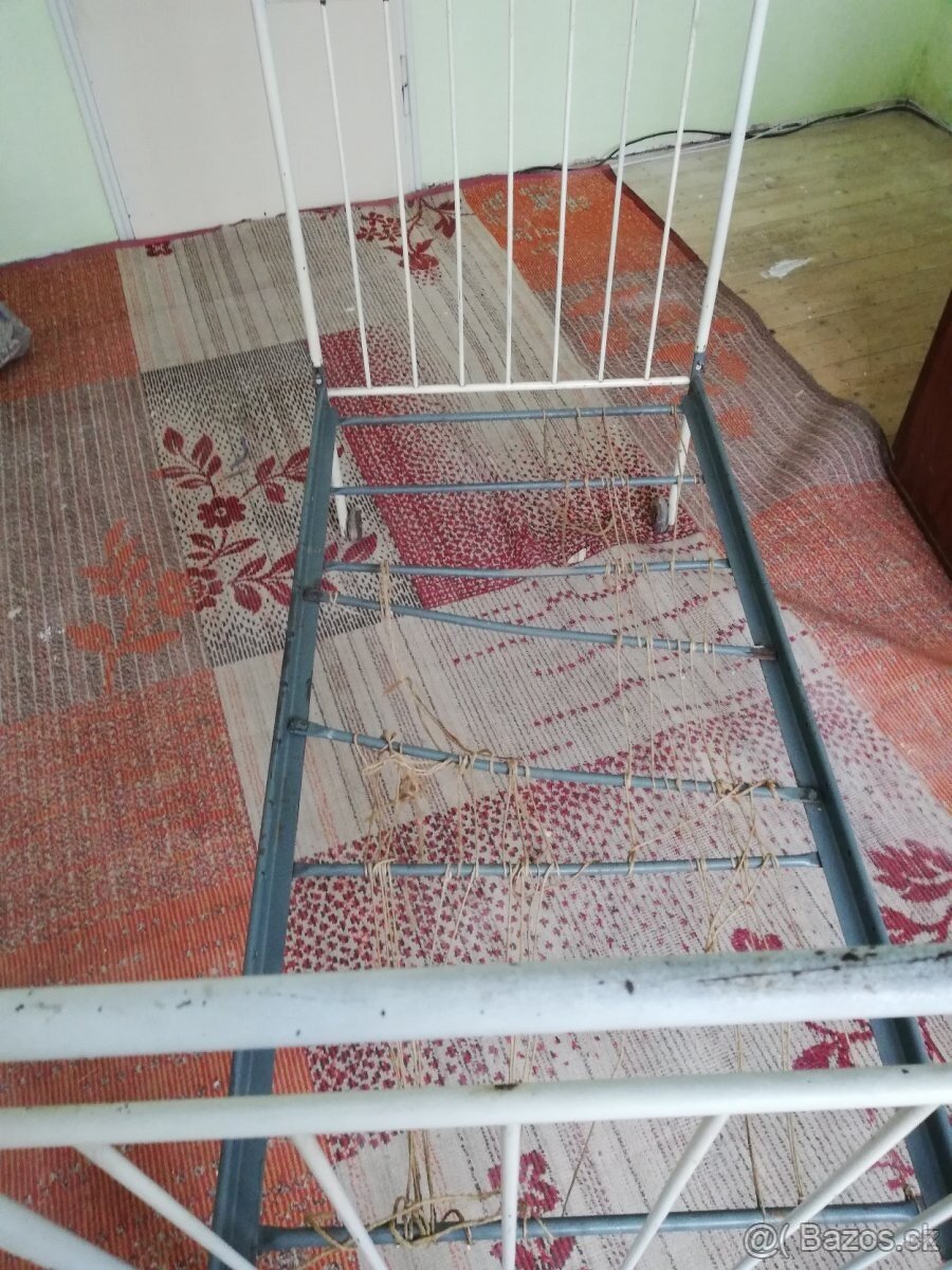 Stará dětská postýlka - 2