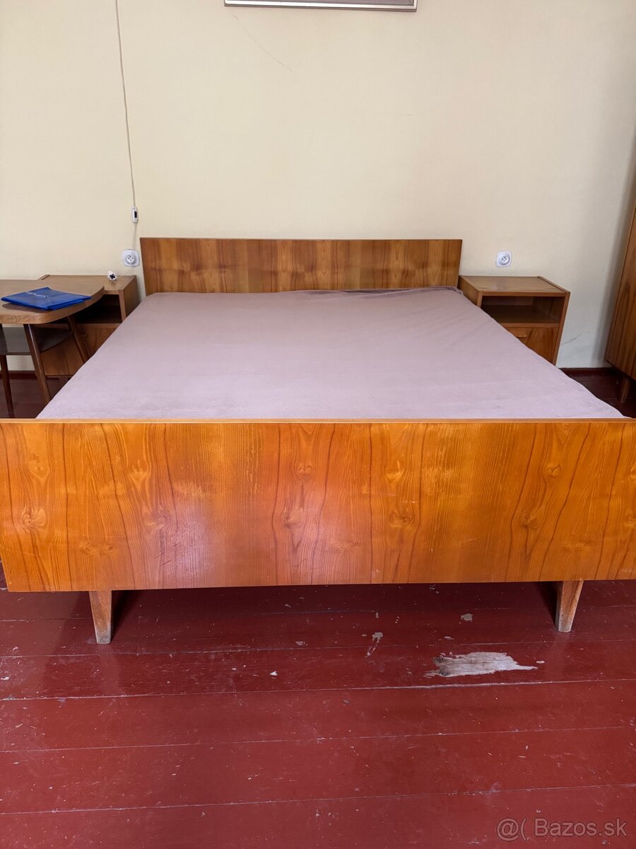 Stará drevená retro posteľ - 2