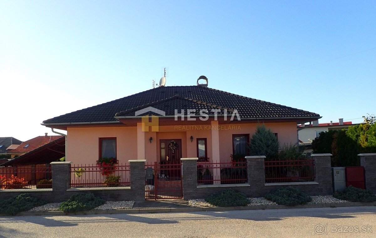 ZNÍŽENÁ CENA Bungalov s veľkým potenciálom Borský Mikuláš - 2