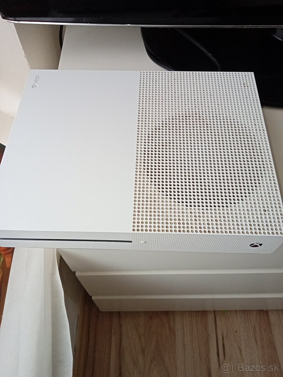 Predám Xbox one s mechaniku na cd 500 gb - 2