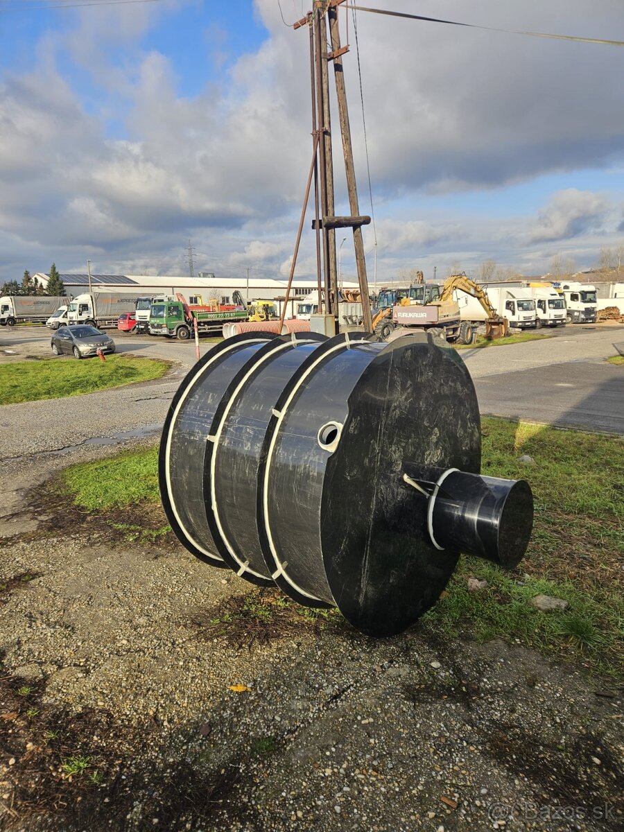 Samonosná plastová žumpa 4m3 - 2