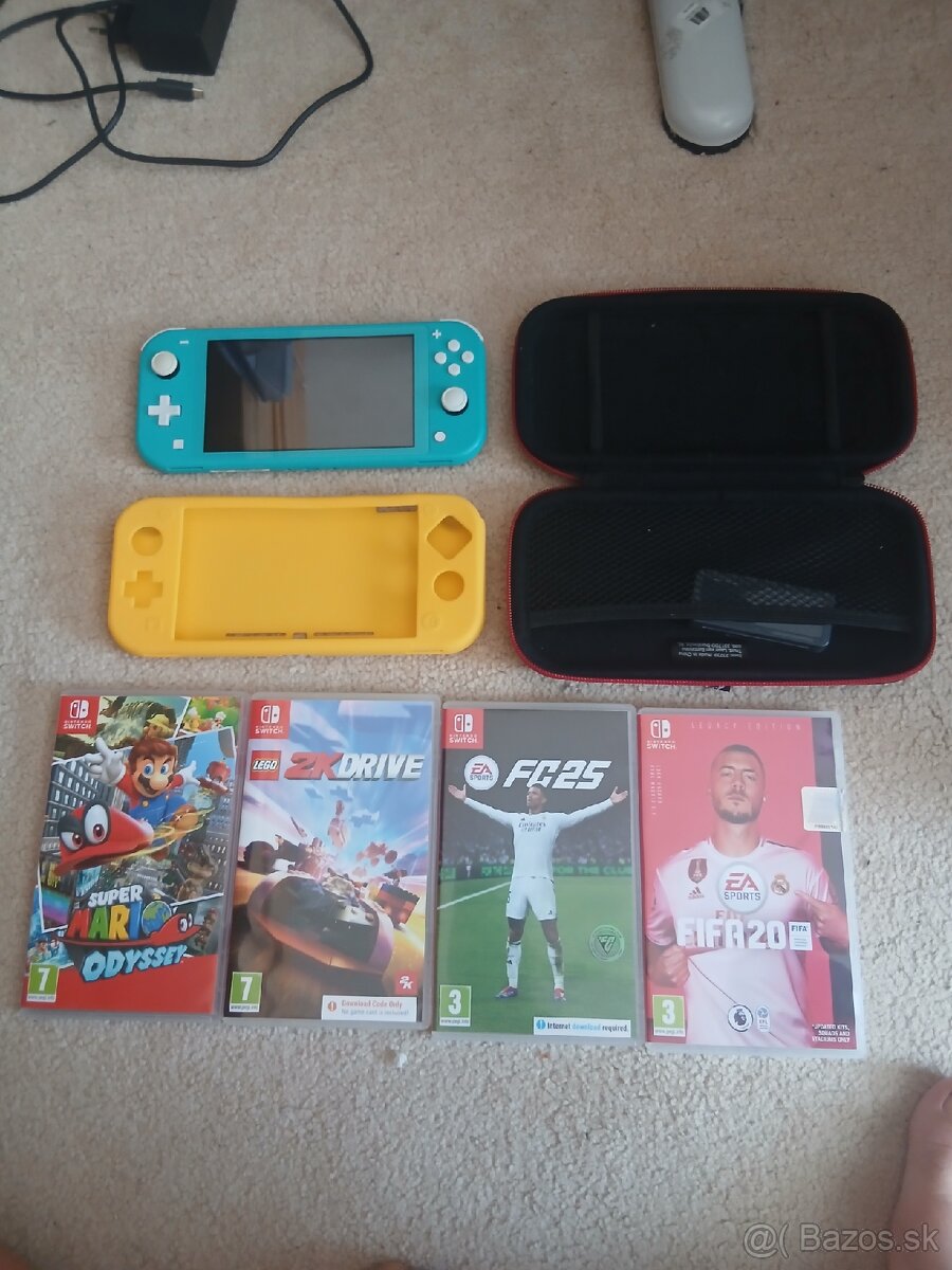 Nintendo switch lite s prislusenstvom a hrami - 2