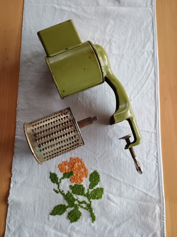 Mlynček na orechy. - 2