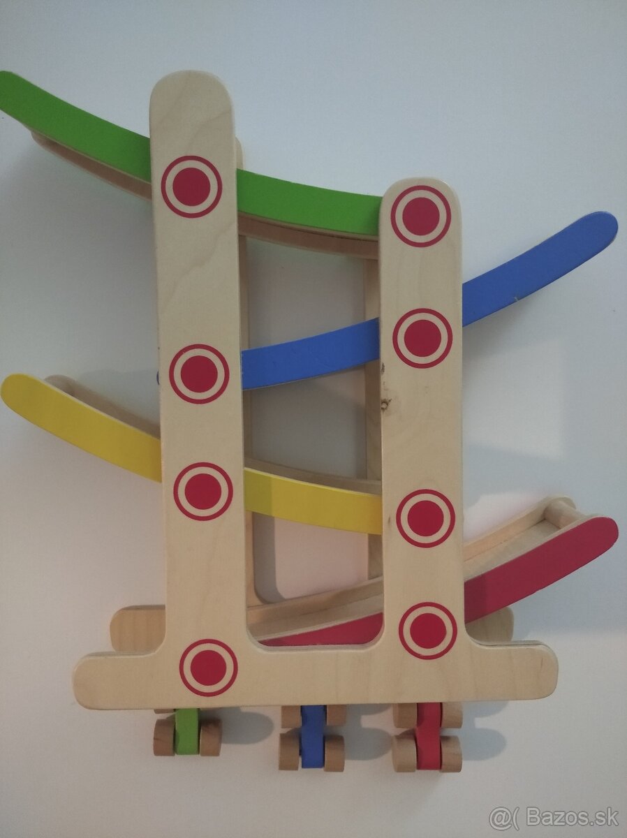Drevená autodráha s autíčkami. - 2