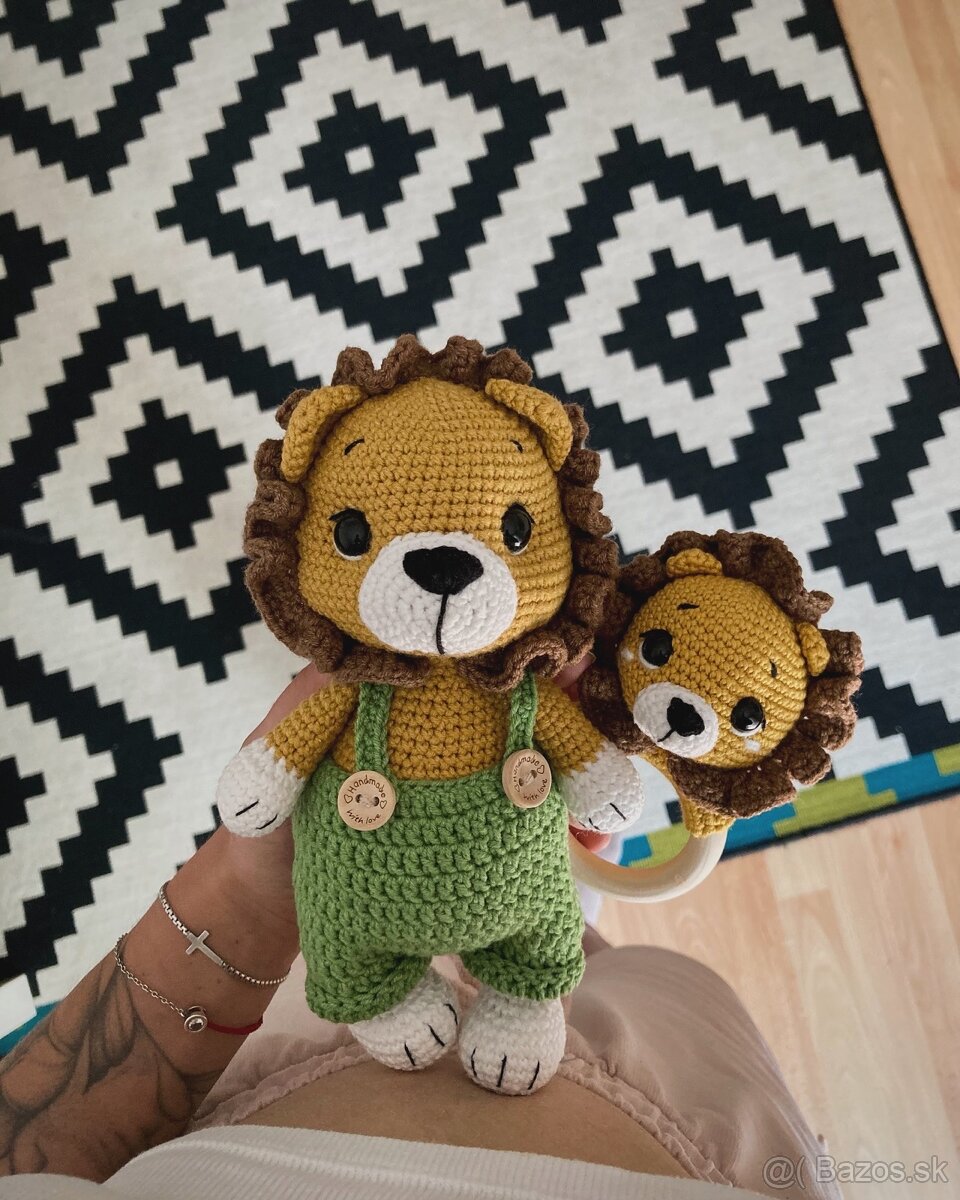 Háčkovaný levík v kombinéze a hrkálka hand made - 2