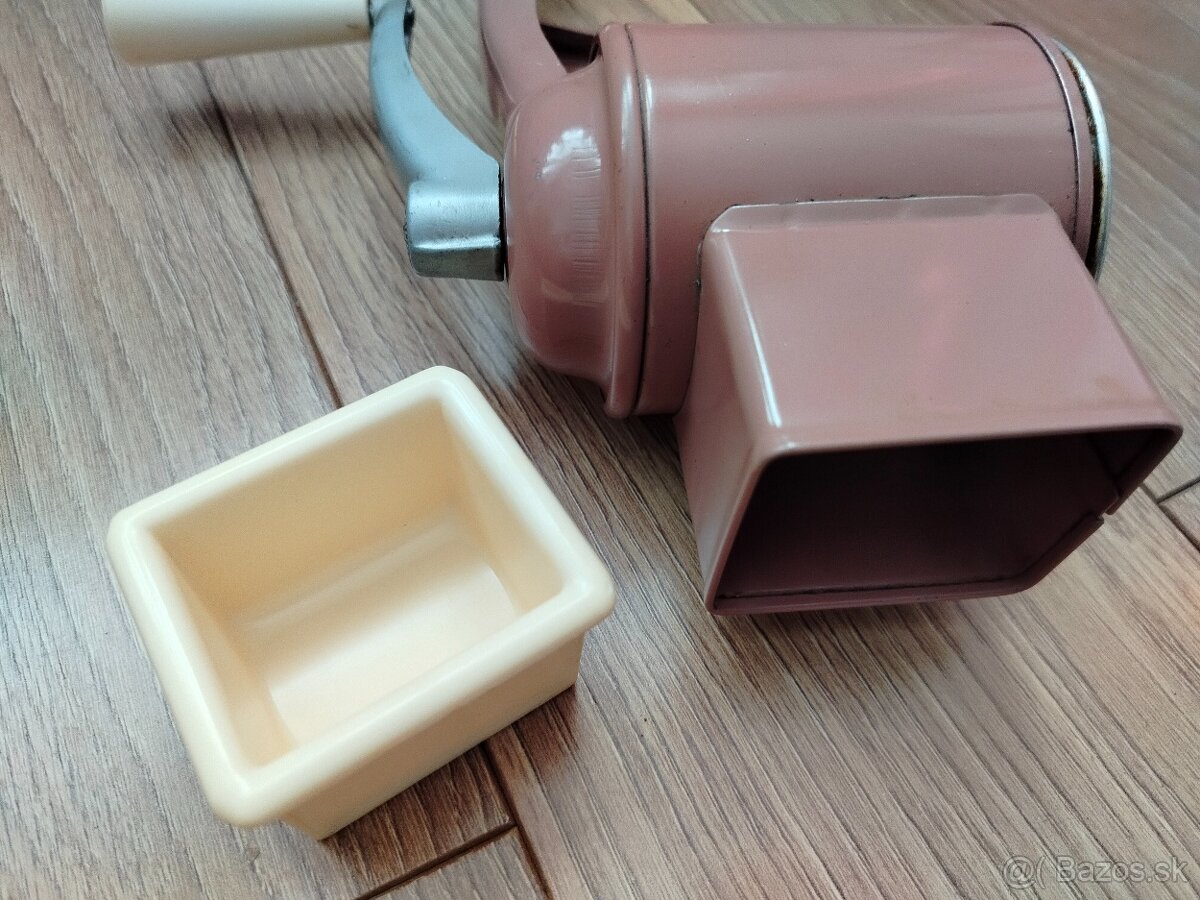 Retro mlynček na orechy - 2