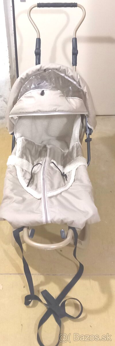 Detské sánky s fusakom. - 2