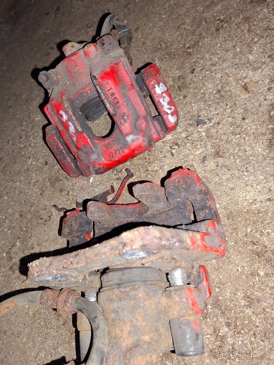 Zadne brzdove strmene e46 330d - 2