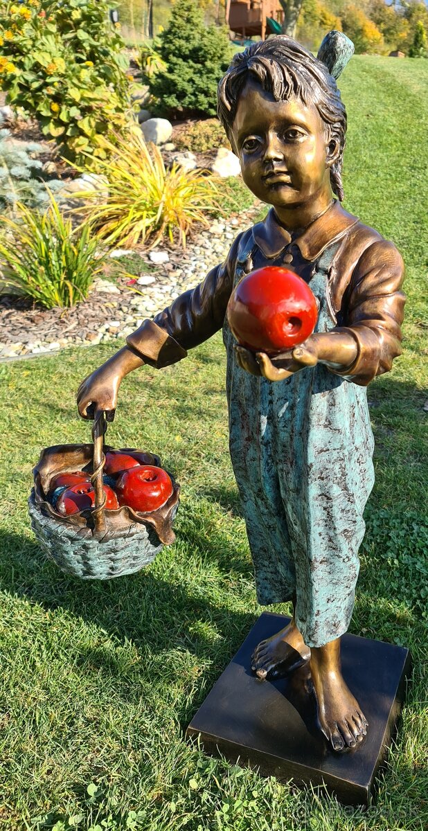 Bronzová socha-Dívka s jablky-kolorovaná-UNIKÁT - 2