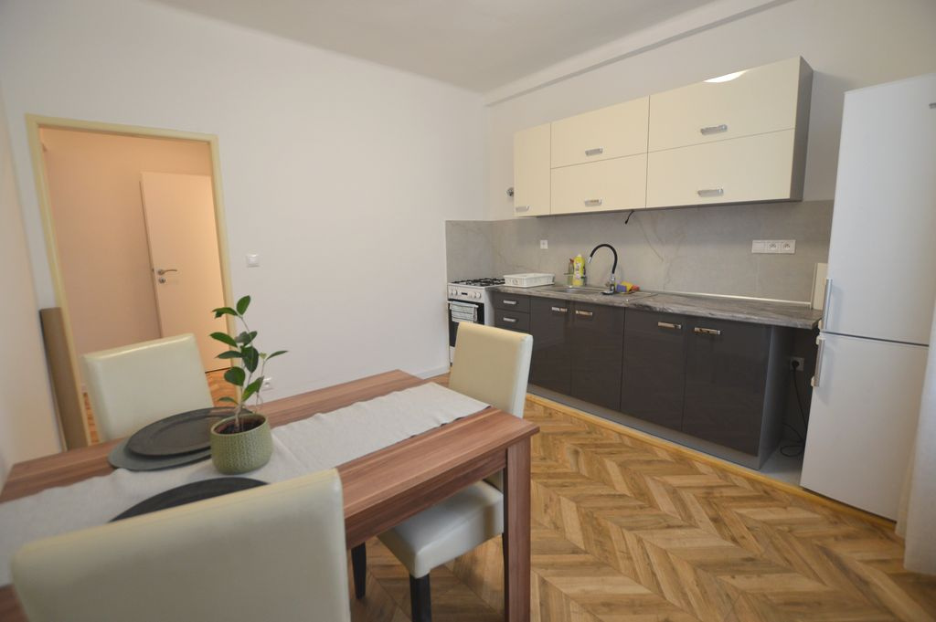 Na prenájom 2izb, Košická, 60m2, p.1./4, po rekonštrukcii, i - 2