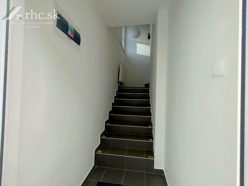 PRENÁJOM PODNIKATEĽSKÝ PRIESTOR NA 1. POSCHODÍ - 2
