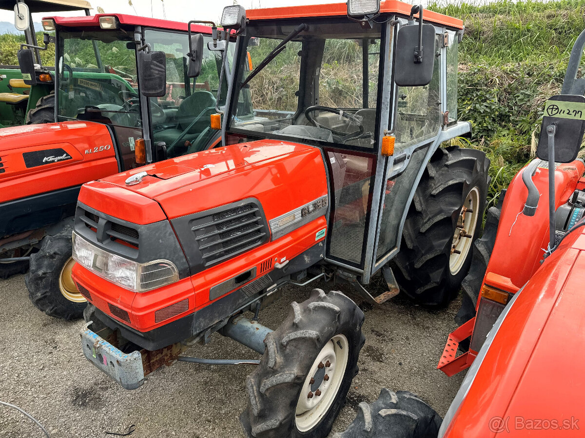 Malotraktor Kubora GL320 s kabínou - 2