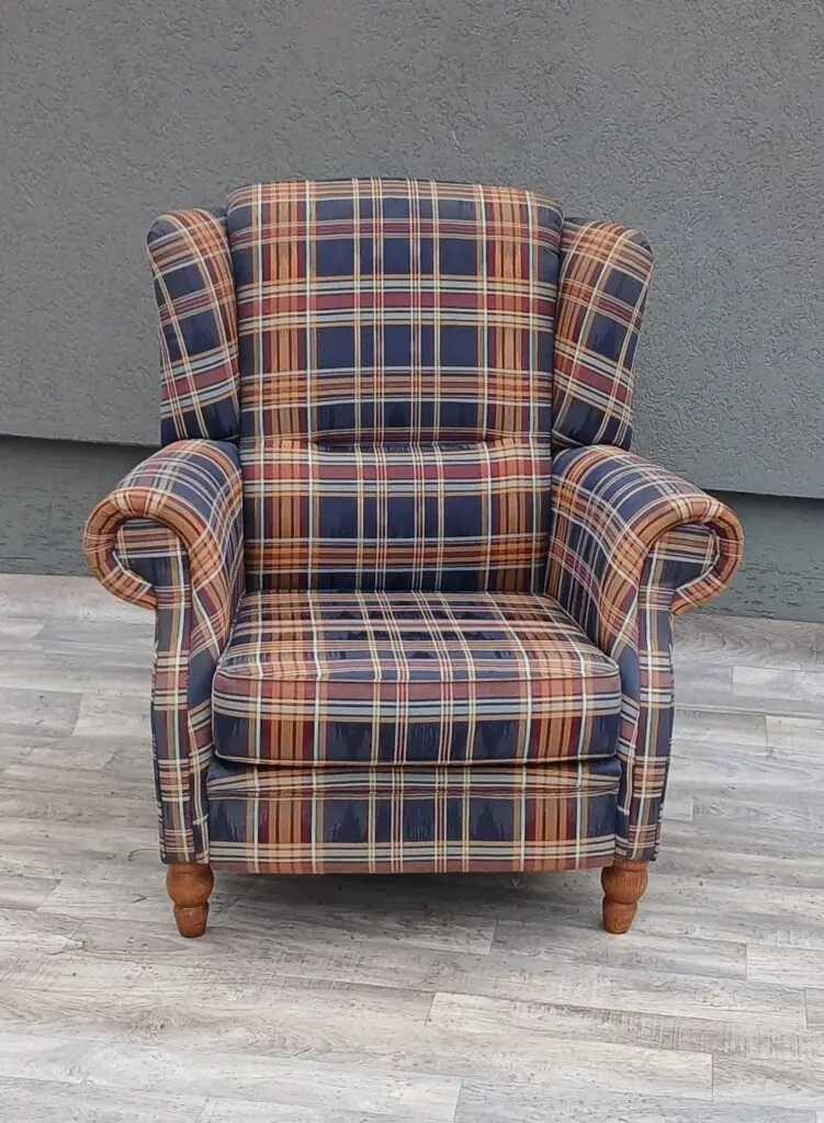 Kreslo “ UŠIAK “ kárované. - 2