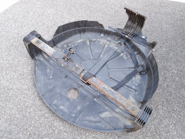 BMW X3 E83 vaňa pre rezervu + rukoväť rezervy - 2