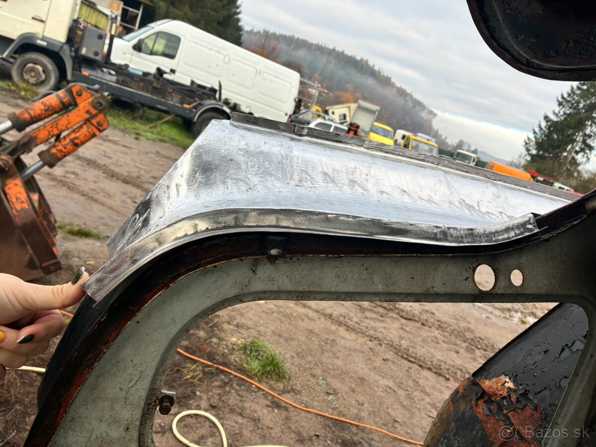 Vrchní část zadní kapsy Tatra 603-3 - 2